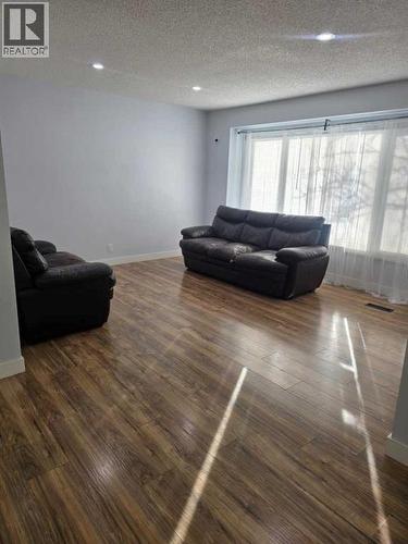 192 Templevale Road Ne, Calgary, AB - Indoor Photo Showing Living Room