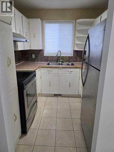 192 Templevale Road Ne, Calgary, AB - Indoor Photo Showing Kitchen With Double Sink