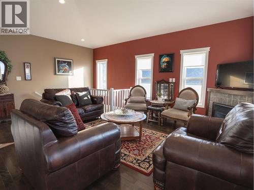 434 Eastside Road, Okanagan Falls, BC - Indoor Photo Showing Living Room