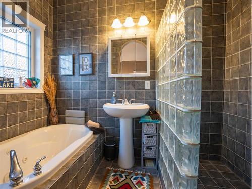 434 Eastside Road, Okanagan Falls, BC - Indoor Photo Showing Bathroom