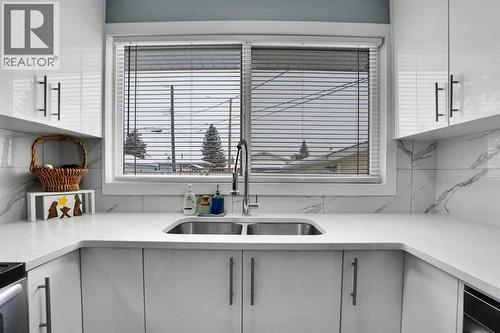 200 Penbrooke Close Se, Calgary, AB - Indoor Photo Showing Kitchen With Double Sink