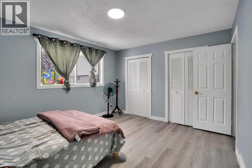 200 Penbrooke Close Se, Calgary, AB - Indoor Photo Showing Bedroom