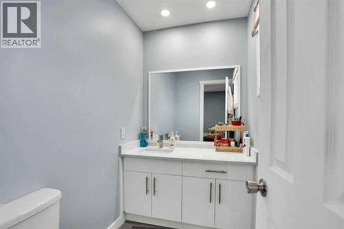 200 Penbrooke Close Se, Calgary, AB - Indoor Photo Showing Bathroom