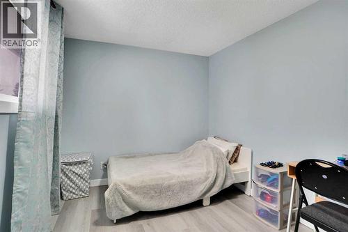 200 Penbrooke Close Se, Calgary, AB - Indoor Photo Showing Bedroom