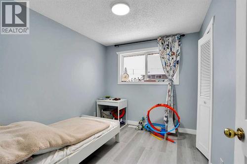 200 Penbrooke Close Se, Calgary, AB - Indoor Photo Showing Bedroom