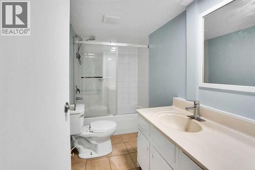 200 Penbrooke Close Se, Calgary, AB - Indoor Photo Showing Bathroom