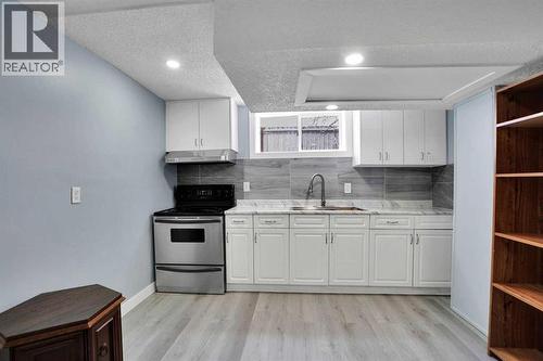 200 Penbrooke Close Se, Calgary, AB - Indoor Photo Showing Kitchen