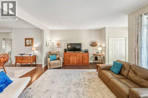6651 Oxbow Crescent, Oliver, BC - Indoor Photo Showing Living Room