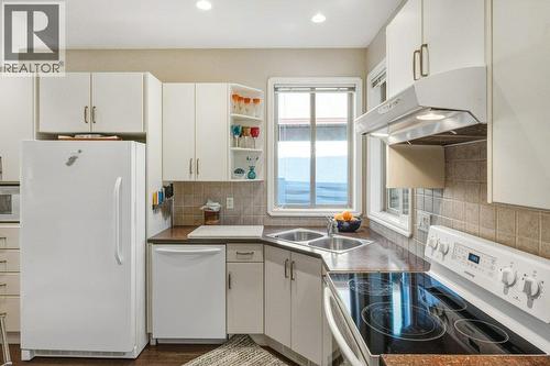 6651 Oxbow Crescent, Oliver, BC - Indoor Photo Showing Kitchen With Double Sink