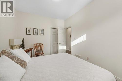 6651 Oxbow Crescent, Oliver, BC - Indoor Photo Showing Bedroom