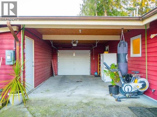 4678 Ontario Ave, Powell River, BC - Indoor Photo Showing Garage
