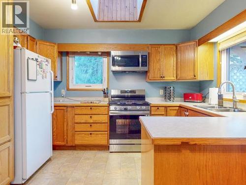 4678 Ontario Ave, Powell River, BC - Indoor Photo Showing Kitchen With Double Sink
