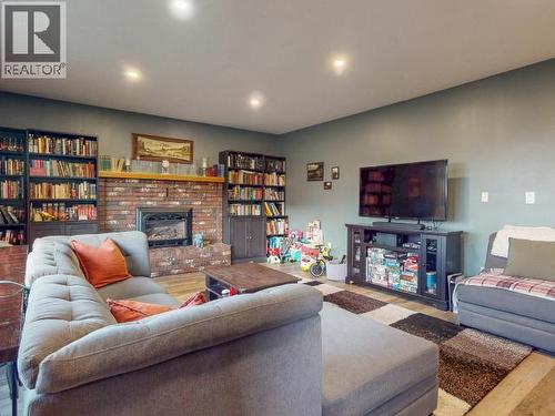 4678 Ontario Ave, Powell River, BC - Indoor With Fireplace