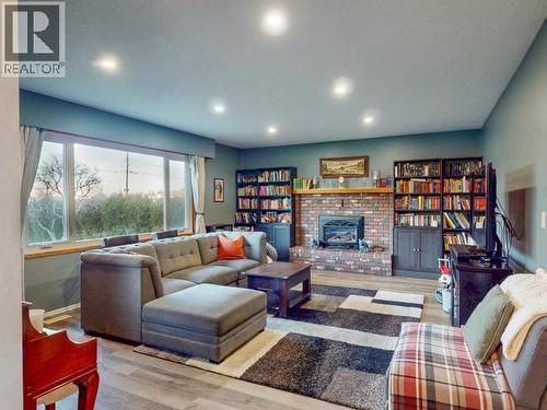 4678 Ontario Ave, Powell River, BC - Indoor With Fireplace
