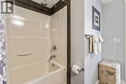 2114, 11 Mahogany Row Se, Calgary, AB - Indoor Photo Showing Bathroom