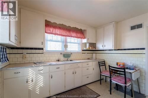 17 Grand Avenue, Wallaceburg, ON - Indoor Photo Showing Kitchen