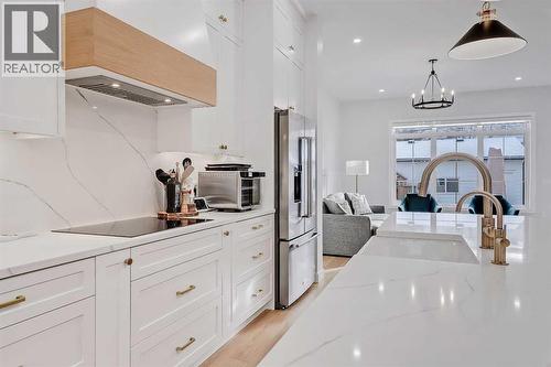 619 55 Avenue Sw, Calgary, AB - Indoor Photo Showing Kitchen
