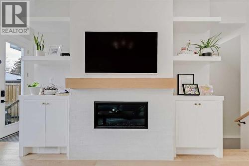 619 55 Avenue Sw, Calgary, AB - Indoor Photo Showing Living Room