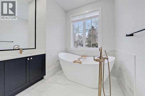 619 55 Avenue Sw, Calgary, AB - Indoor Photo Showing Bathroom
