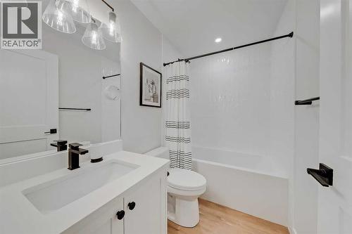 619 55 Avenue Sw, Calgary, AB - Indoor Photo Showing Bathroom