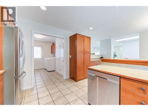 1420 Bentien Road, Kelowna, BC - Indoor Photo Showing Kitchen
