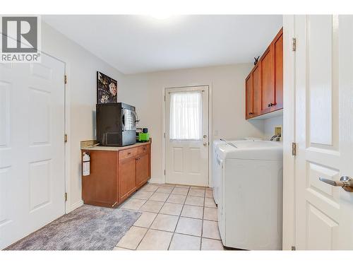 1420 Bentien Road, Kelowna, BC - Indoor Photo Showing Laundry Room