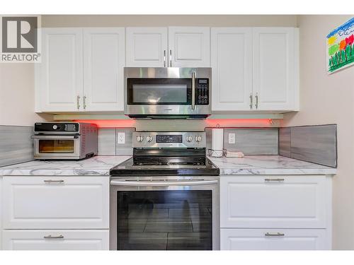 1420 Bentien Road, Kelowna, BC - Indoor Photo Showing Kitchen