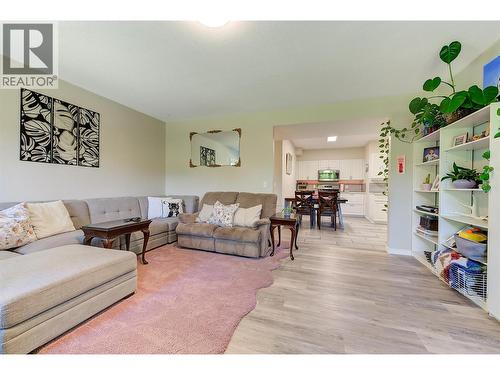 1420 Bentien Road, Kelowna, BC - Indoor Photo Showing Living Room