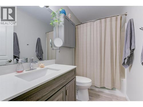 Suite bathroom - 1420 Bentien Road, Kelowna, BC - Indoor Photo Showing Bathroom