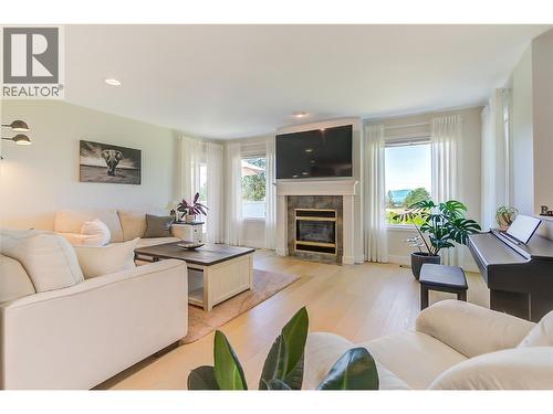 1420 Bentien Road, Kelowna, BC - Indoor Photo Showing Living Room With Fireplace