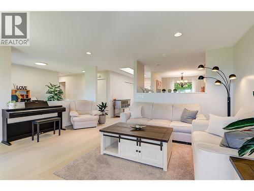 1420 Bentien Road, Kelowna, BC - Indoor Photo Showing Living Room