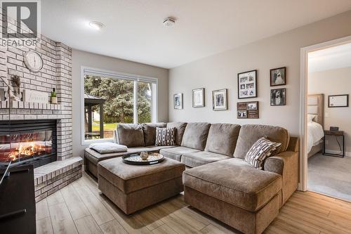 1255 Raymer Avenue Unit# 507, Kelowna, BC - Indoor Photo Showing Living Room With Fireplace
