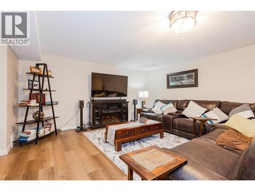 205 Gerstmar Road Unit# 1, Kelowna, BC - Indoor Photo Showing Living Room