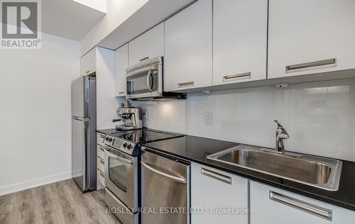 608 - 33 Charles Street E, Toronto, ON - Indoor Photo Showing Kitchen