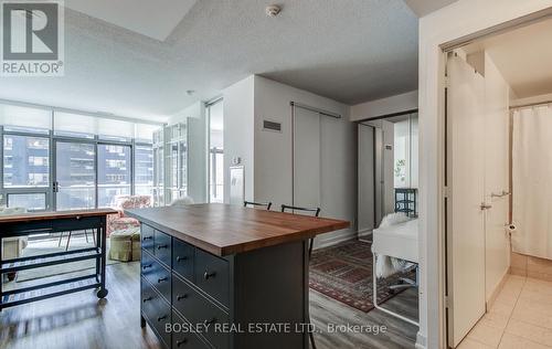 608 - 33 Charles Street E, Toronto, ON - Indoor Photo Showing Kitchen
