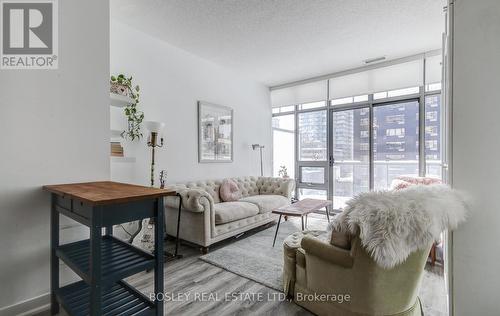 608 - 33 Charles Street E, Toronto, ON - Indoor Photo Showing Living Room