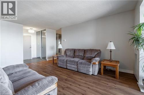 500 Green Road Unit# 1218, Stoney Creek, ON - Indoor Photo Showing Living Room