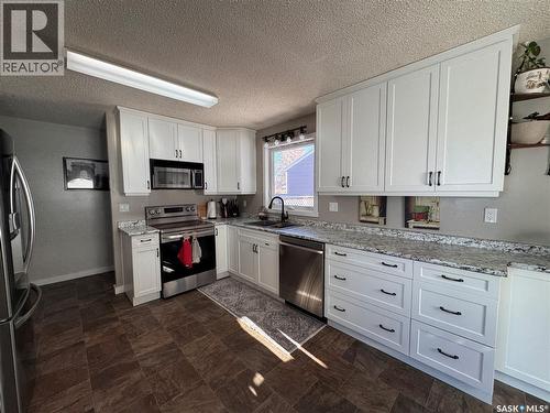 415 3Rd Avenue W, Biggar, SK - Indoor Photo Showing Kitchen