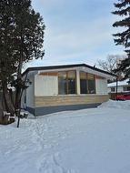 35 Cornell DR  Winnipeg, MB R3C 3T1