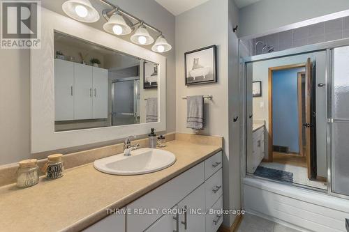 35 Surrey Crescent, London South (South Y), ON - Indoor Photo Showing Bathroom