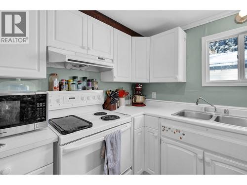 6993 Adam Drive, Prince George, BC - Indoor Photo Showing Kitchen With Double Sink