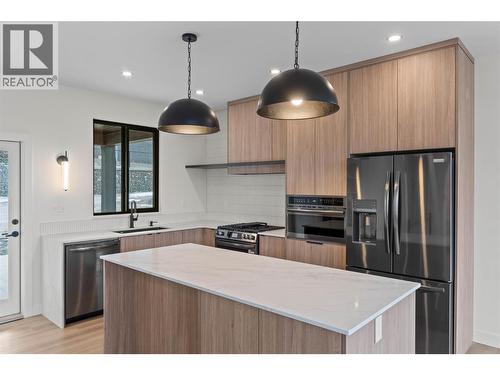 2264 Coldwater Drive, Kamloops, BC - Indoor Photo Showing Kitchen With Upgraded Kitchen