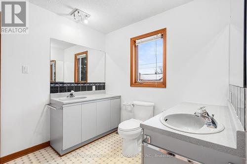 1605 Dixie Street, Ottawa, ON - Indoor Photo Showing Bathroom