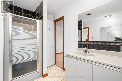 1605 Dixie Street, Ottawa, ON - Indoor Photo Showing Bathroom