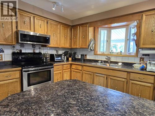 1414 Kallyn Road, Williams Lake, BC - Indoor Photo Showing Kitchen With Double Sink