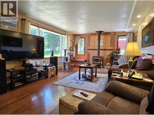 1414 Kallyn Road, Williams Lake, BC - Indoor Photo Showing Living Room