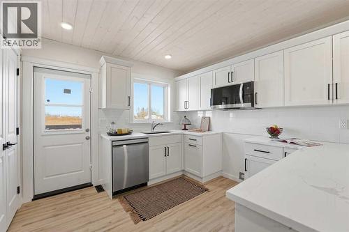 6 Metcalf Way, Lacombe, AB - Indoor Photo Showing Kitchen