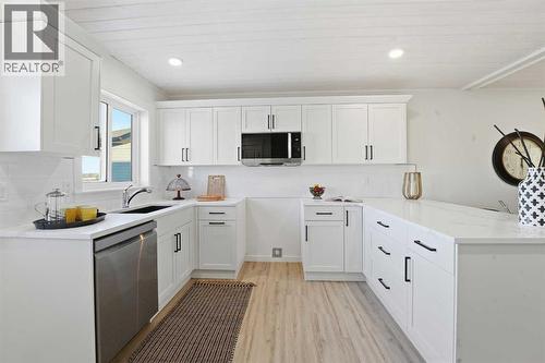 6 Metcalf Way, Lacombe, AB - Indoor Photo Showing Kitchen With Upgraded Kitchen