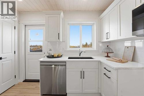 6 Metcalf Way, Lacombe, AB - Indoor Photo Showing Kitchen