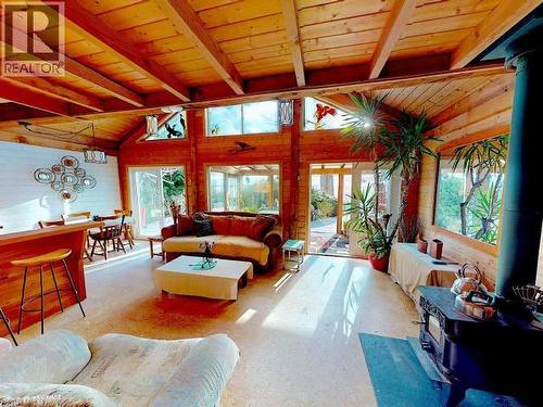 1716/08 Vancouver Blvd, Savary Island, BC - Indoor Photo Showing Living Room
